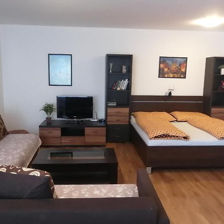 Modern City Center Apartment With Private Parking مارتون المظهر الخارجي الصورة