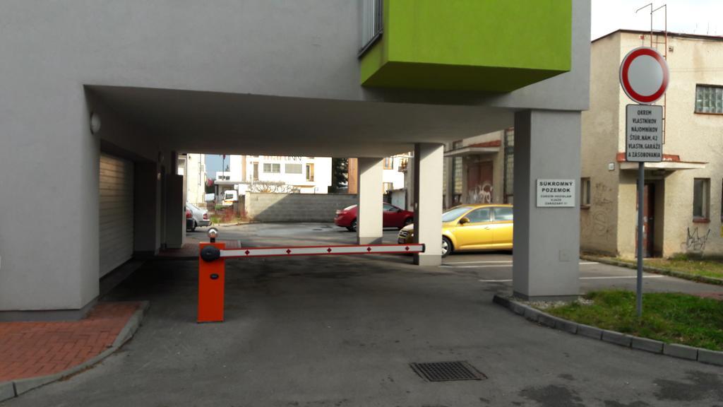 Modern City Center Apartment With Private Parking مارتون المظهر الخارجي الصورة