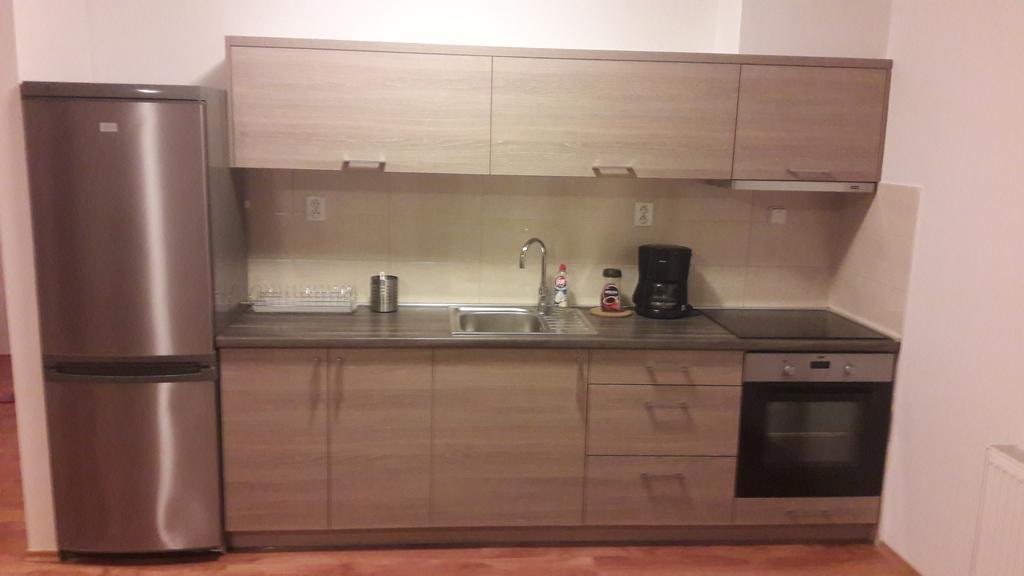Modern City Center Apartment With Private Parking مارتون المظهر الخارجي الصورة